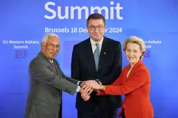 Христијан Мицкоски со Антонио Кошта и Урсула фон дер Лајен (ЕБС)